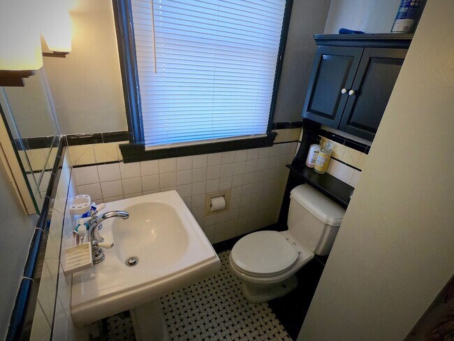 Building Photo - 5444 Claybourne St