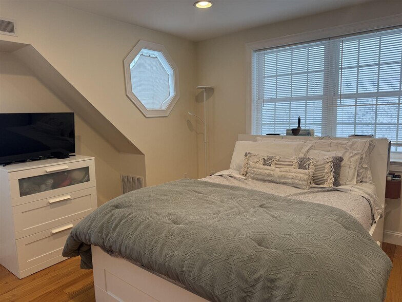 Building Photo - 11 Winthrop Ct