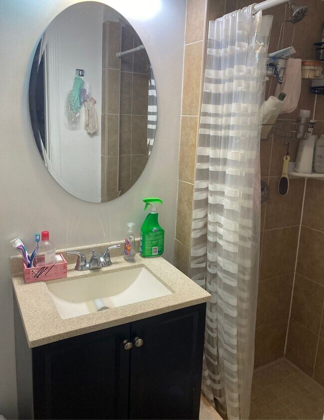 Building Photo - Great 2 bedroom Available 6/1