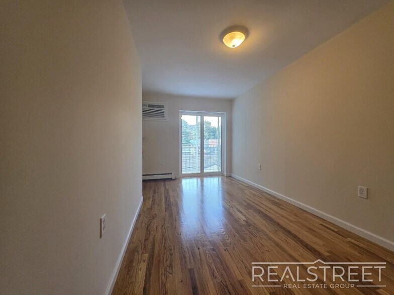 Building Photo - Spacious 2-3 Bed, 2 Bath Apartment with In...