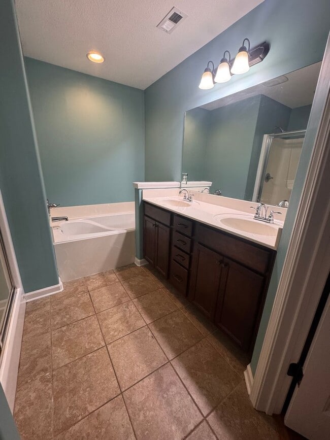 Building Photo - Beautiful 3 Bedroom, 2 Bath Home with 2-Car Garage!