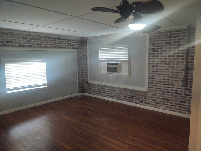 Building Photo - 3 bedroom 2 bath house available now! Pet friendly!