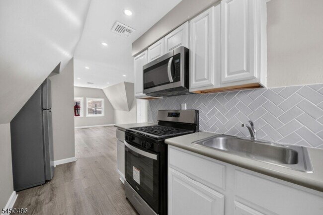 Building Photo - 467 Summer Ave