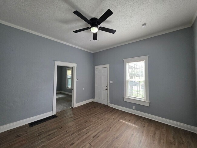 Building Photo - Comfortable 3-Bedroom Home with Private Upstairs Suite
