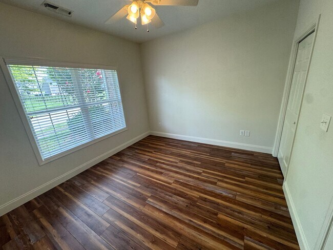 Building Photo - Experience Modern Main-Level Living in a Private Oak Ridge Community