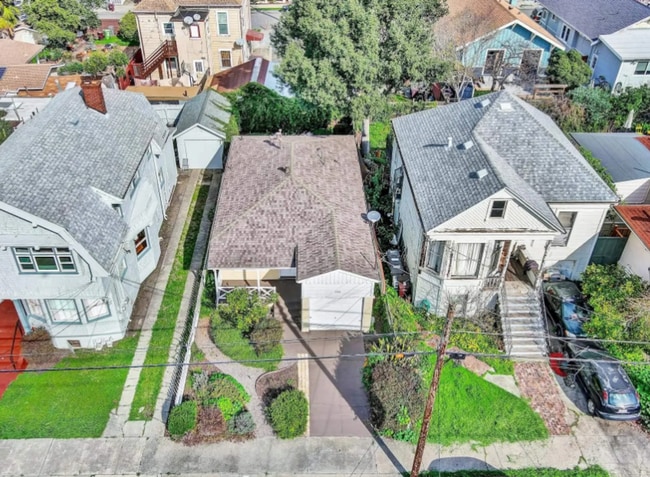 Building Photo - Spacious & Updated 2 BR / 1 BA Home in North Oakland – Move-In Ready!