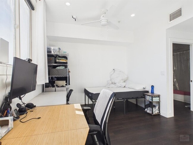 Building Photo - 1010 W 26th St