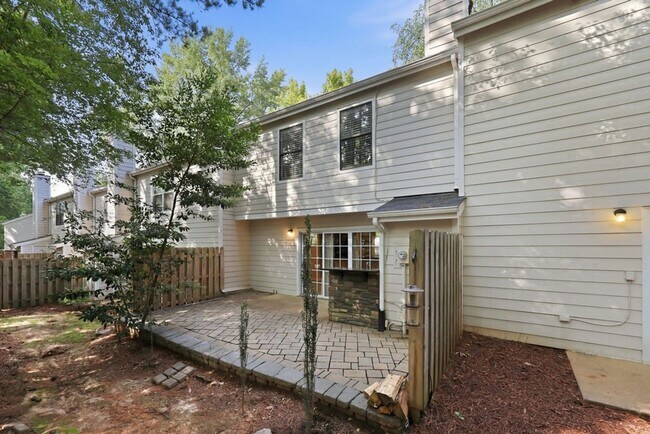 Building Photo - Modern 3BD, 2.5BA North Raleigh Townhome with Upgrades in a Prime Location Near Top Shopping, Din...