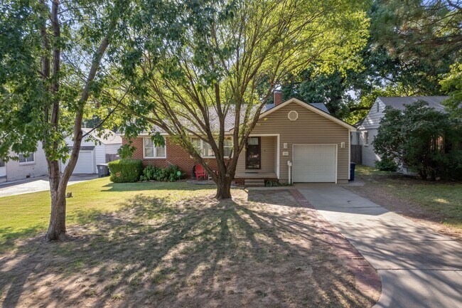 Building Photo - Adorable Home in the Heart of Midtown!