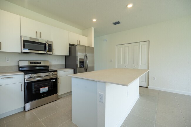 Building Photo - 2485 SE 29th Dr