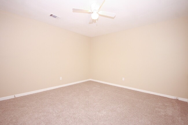 Building Photo - Updated 3BR/2BA Home with New Flooring & F...