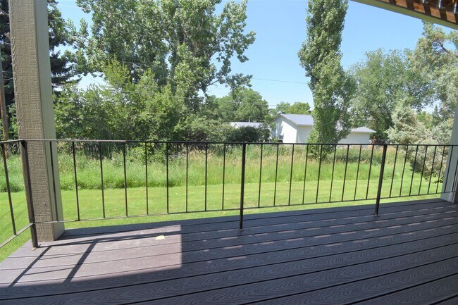 Building Photo - Pet Friendly! Garden Level 2 Bedroom in a ...