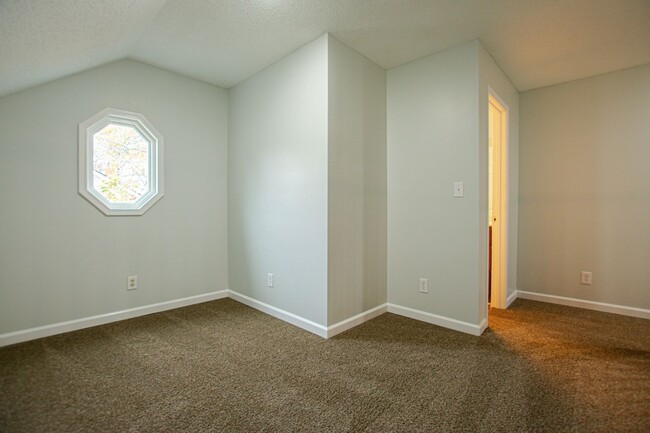 Building Photo - Pet Friendly Three Bedroom!