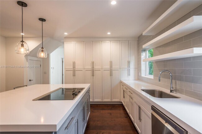 Building Photo - 640 Puerta Ave