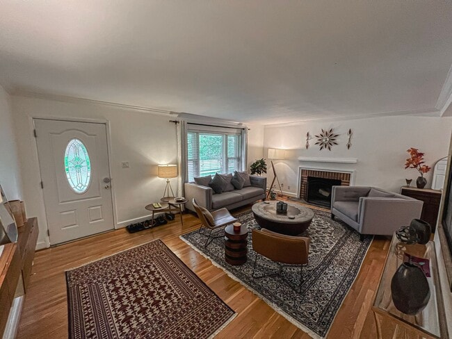 Building Photo - Sunny and Bright 4 Bedroom 3 Bath 2 Level ...
