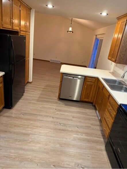 Kitchen - 1021 Rolling Meadows Dr