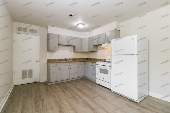 Building Photo - 1495 Flicker Dr