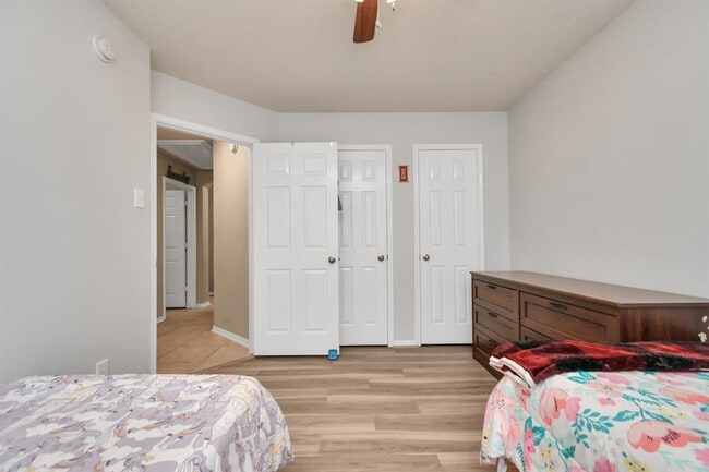 Building Photo - 2103 Breezeway Ln