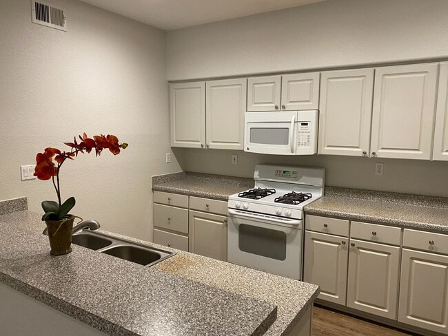 Building Photo - Great first floor corner unit!!