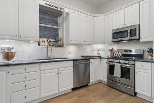 Building Photo - 1667 N Bissell St