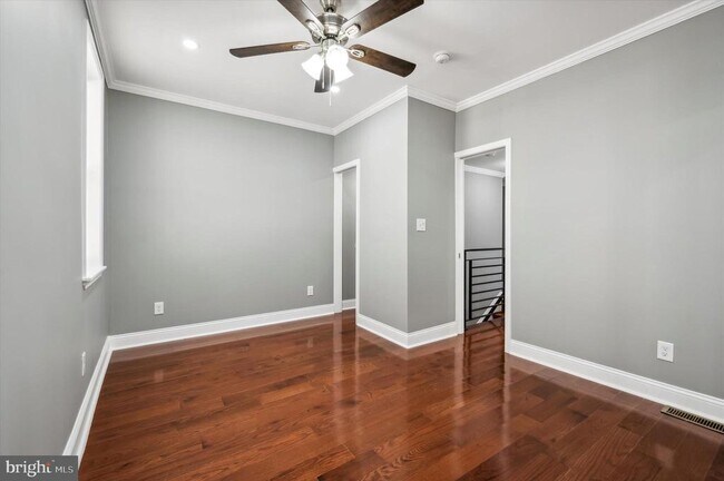 Building Photo - 2033 N Mascher St