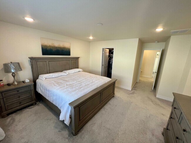 Building Photo - Almost New 3BD 2.5Bath Townhouse