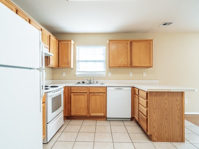 Building Photo - 1102 NW Lincoln Ct