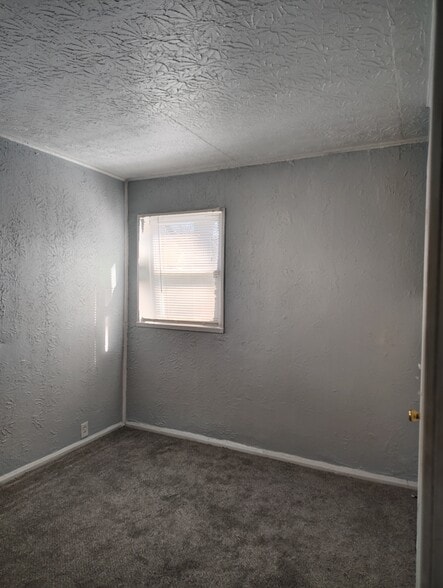 Building Photo - 1936 Shaftesbury Rd