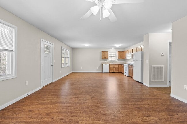 Building Photo - 3-Bedroom in Town of Farmville with Privacy and Convenience!