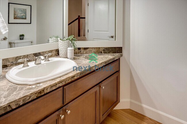 Building Photo - Spacious Home in Desirable Bellevue Neighb...