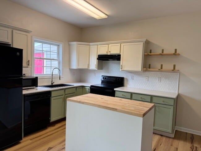 Building Photo - Renovated Townhouse in The Pinnacle Subdivision