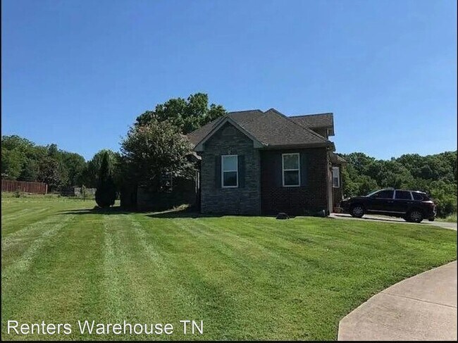 Building Photo - 3 bed/3bth with pool and garage. Country l...