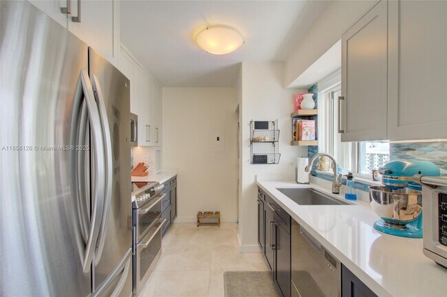 Building Photo - 5900 Collins Ave