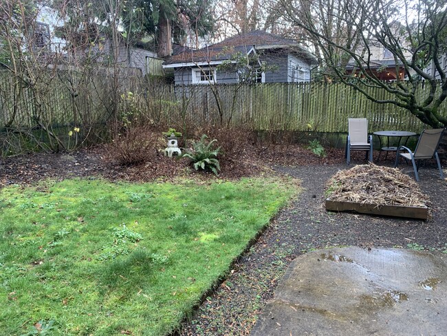 fenced back yard - 2814 SE Yamhill St