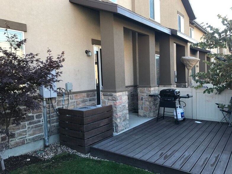 Building Photo - 272 650 N
