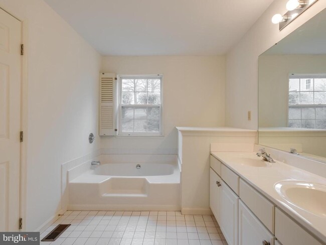 Building Photo - 913 Harbour Ridge Ln