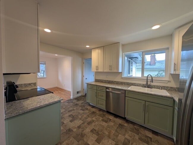 Building Photo - Refreshed 3 Bedroom in Tacoma - HUGE Fenced Yard & Outdoor Space. Available Now!