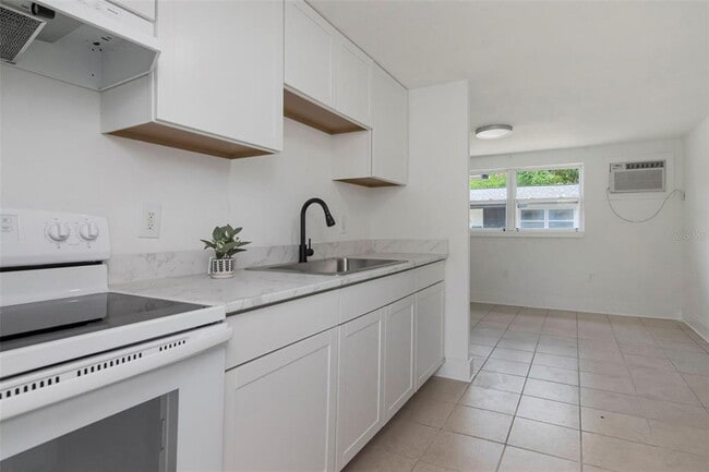 Building Photo - 6713 S Kissimmee St