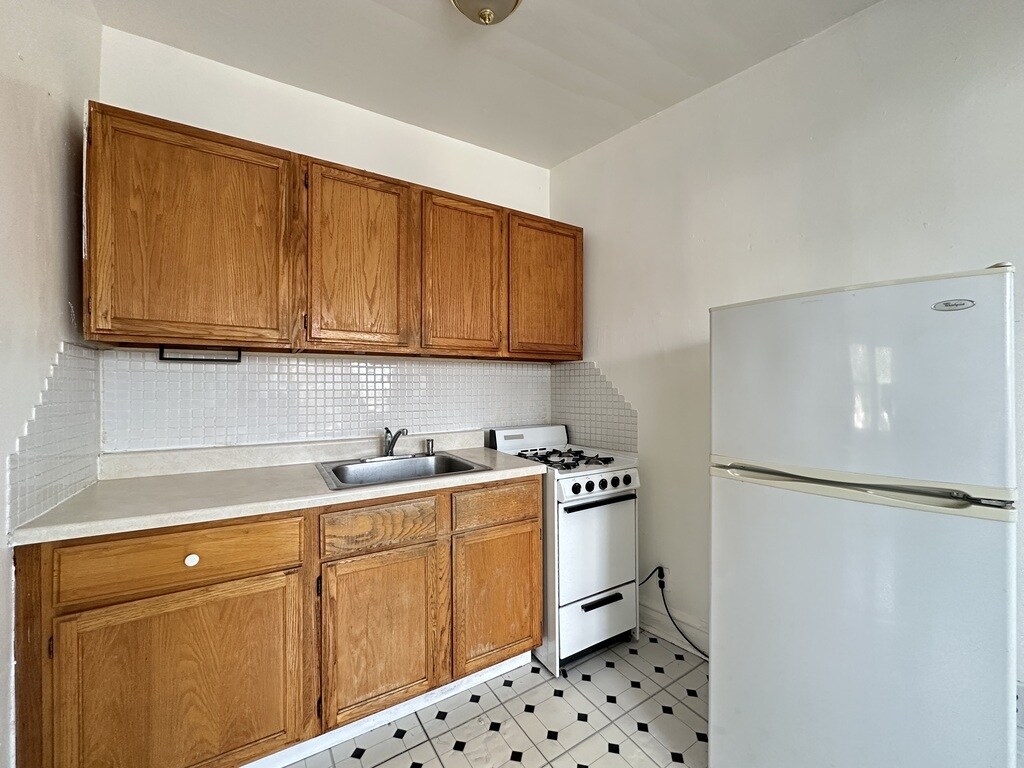 Building Photo - 2462 N Linden Pl