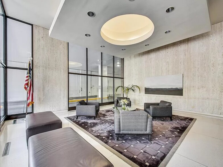 Lobby - 1636 N Wells St