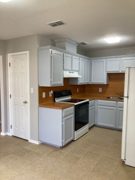 Building Photo - 521 Amigos Ln