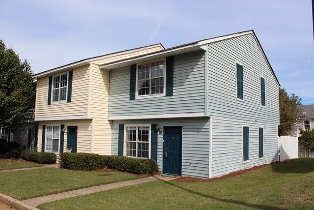 Primary Photo - Perfect Location! Charming 3 Bedroom/2.5 B...