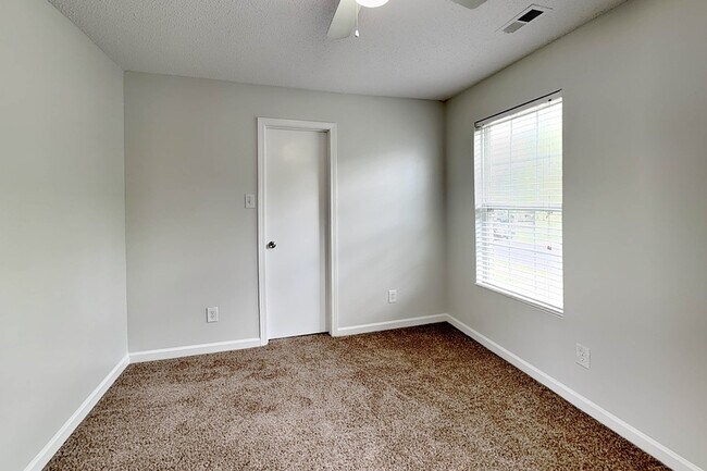 Building Photo - 7030 Maple Park Ln