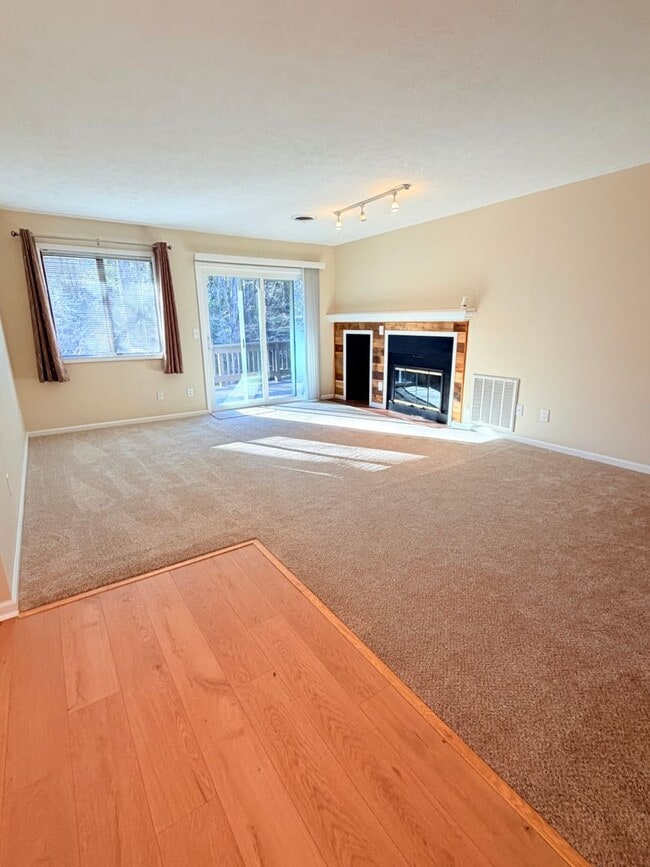 Building Photo - Great Location - 2 Bed, 2 Bath Condo Available Now!