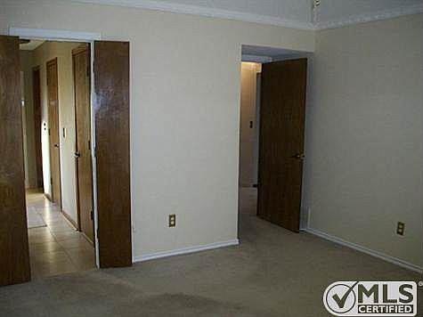Building Photo - 1601 E Spring Valley Rd