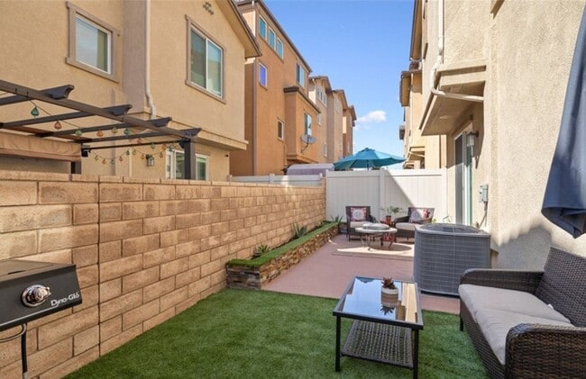 Building Photo - 4 Bed, 4 Bath Home with Solar, A/C, Washer/Dryer and 4 Parking Spaces *$1,000.00 Off One Month's ...