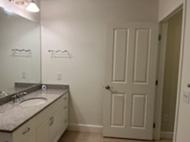 Building Photo - Epic REA - Great 1 BR/1 BA Condo w/Parking...