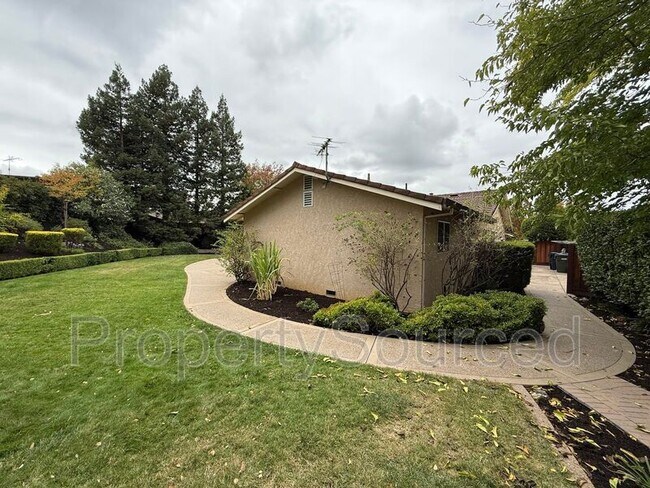Building Photo - 1550 Naples Ct