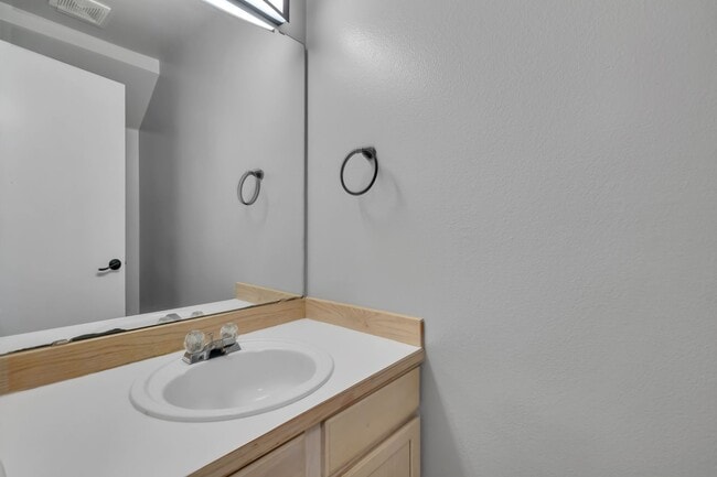 Building Photo - Peaceful Corner Townhome in the Heart of Sumner