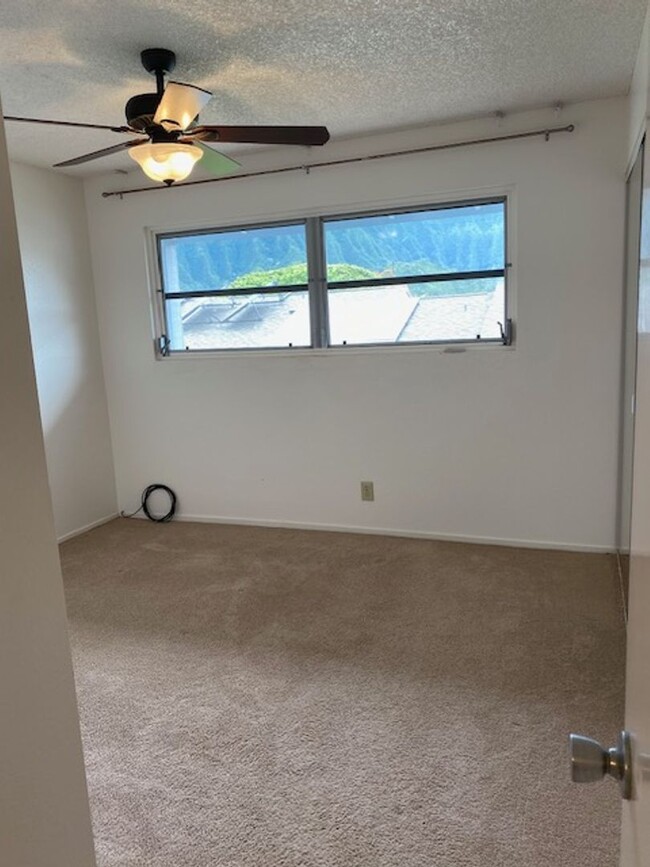 Building Photo - Kaneohe Townhouse Available Now!